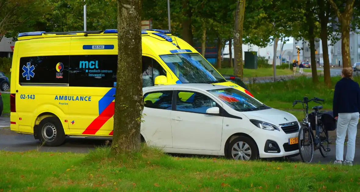 Automobilist schept fietser bij rotonde - Foto 4