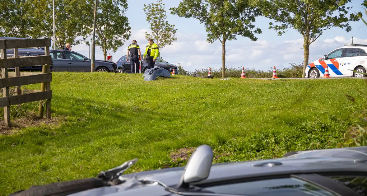 Omstanders halen automobilist uit te water geraakte auto - Foto 6