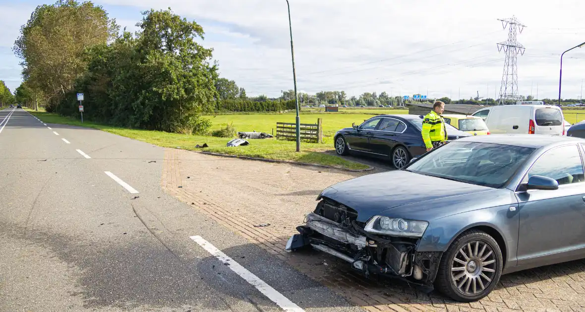 Omstanders halen automobilist uit te water geraakte auto - Foto 9