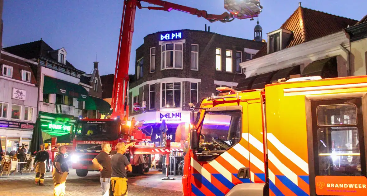 Brandweer druk met kat die op dak zit