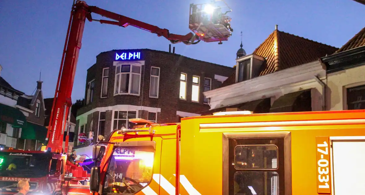 Brandweer druk met kat die op dak zit - Foto 9