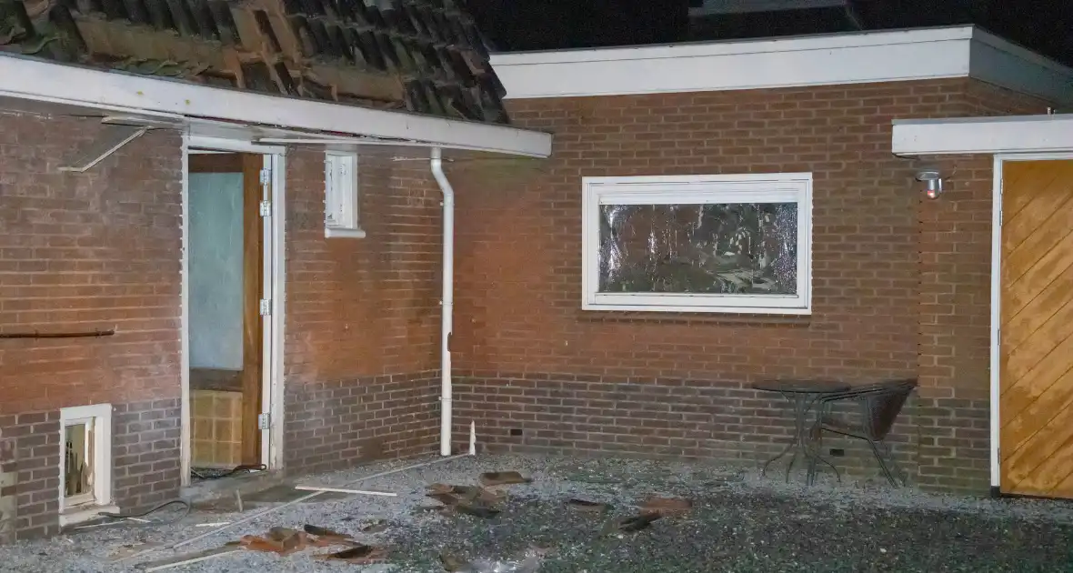 Explosie bij woning, politie doet onderzoek - Foto 2