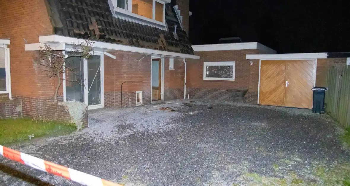 Explosie bij woning, politie doet onderzoek - Foto 3