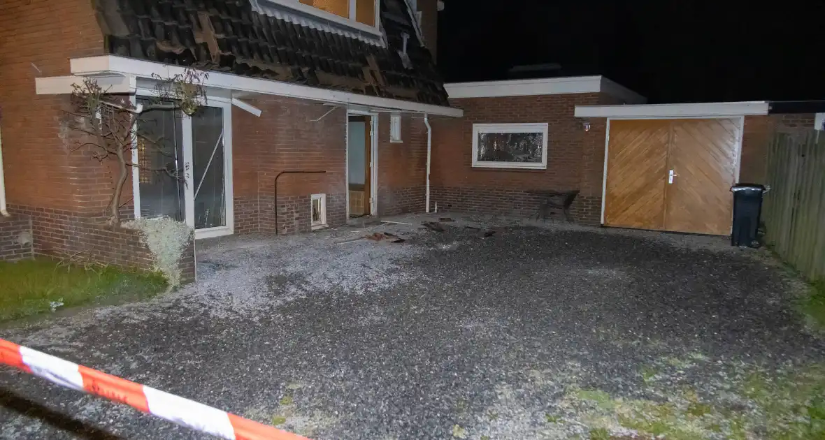 Explosie bij woning, politie doet onderzoek - Foto 4