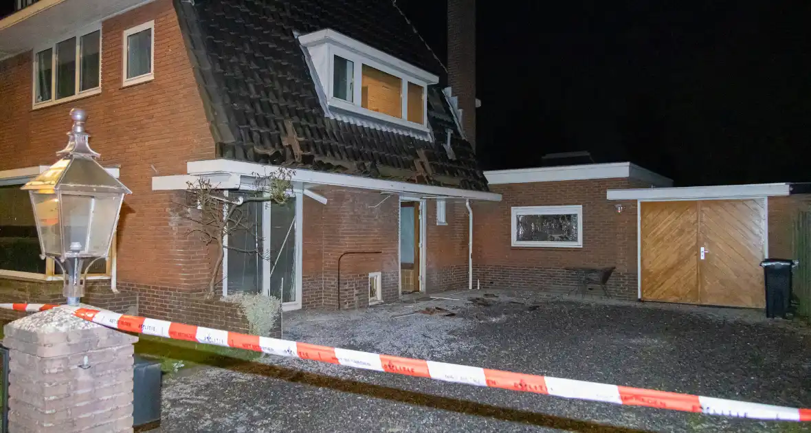 Explosie bij woning, politie doet onderzoek - Foto 6