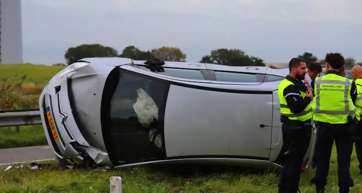 Automobilist raakt lichtmast en belandt op de kop