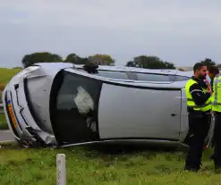 Automobilist raakt lichtmast en belandt op de kop