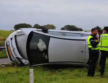 Automobilist raakt lichtmast en belandt op de kop