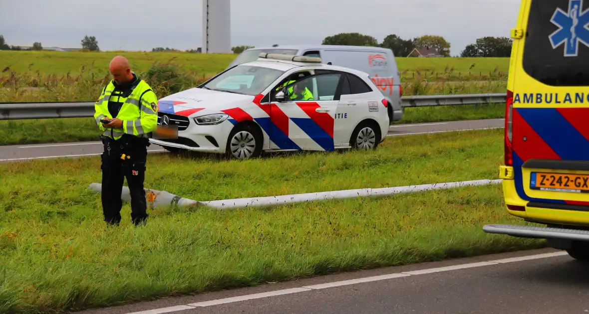 Automobilist raakt lichtmast en belandt op de kop - Foto 2