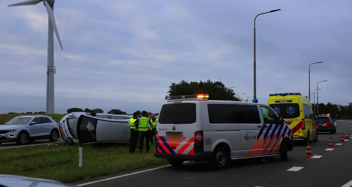 Automobilist raakt lichtmast en belandt op de kop - Foto 3