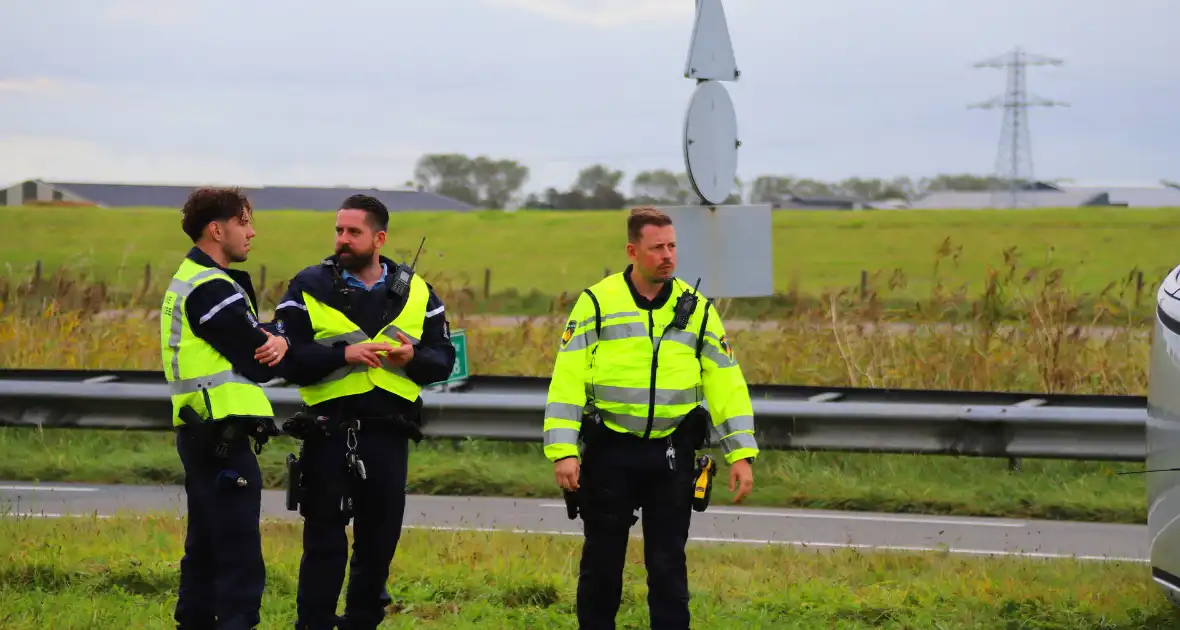 Automobilist raakt lichtmast en belandt op de kop - Foto 4