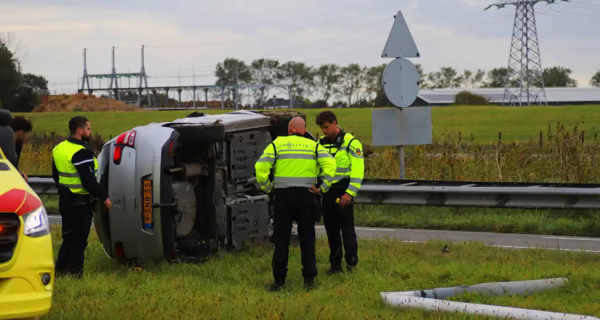 Automobilist raakt lichtmast en belandt op de kop - Foto 5