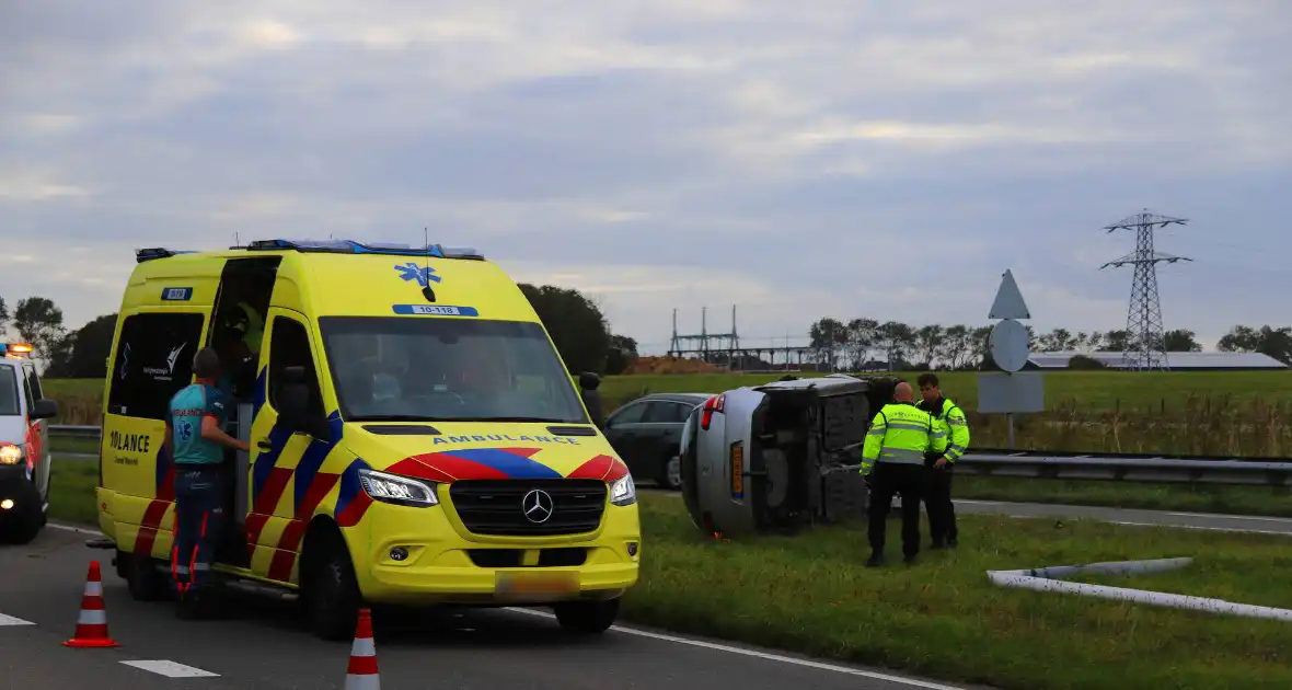 Automobilist raakt lichtmast en belandt op de kop - Foto 7