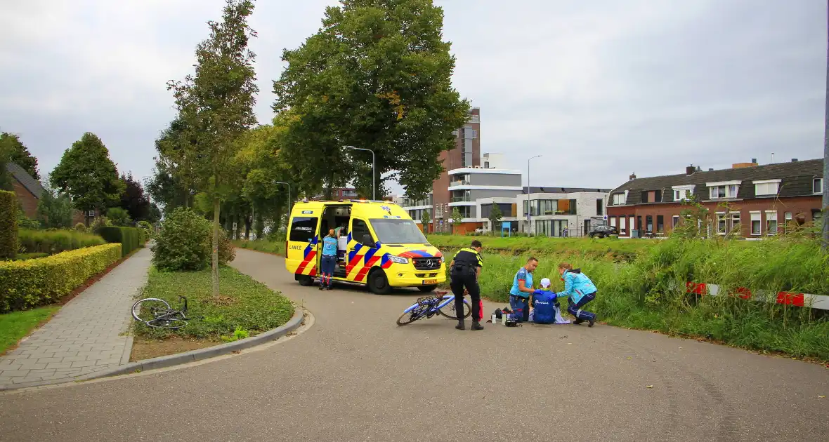 Wielrenner en fietser botsen op elkaar