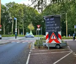 Gemeente plaatst groot matrixbord bij beruchte rotonde