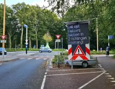 Gemeente plaatst groot matrixbord bij beruchte rotonde