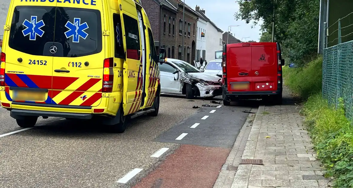 Automobilist rijdt tegen geparkeerde bestelbus