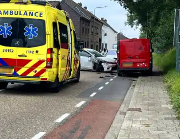 Automobilist rijdt tegen geparkeerde bestelbus