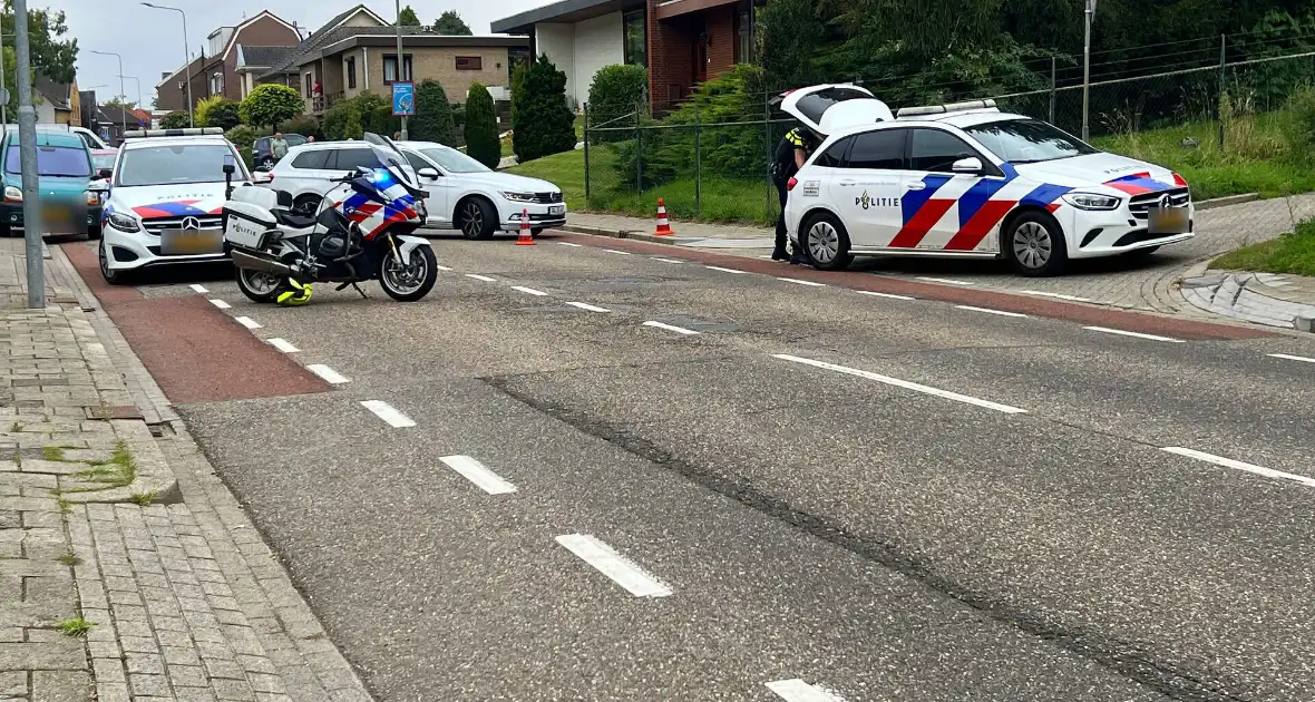 Automobilist rijdt tegen geparkeerde bestelbus - Foto 1