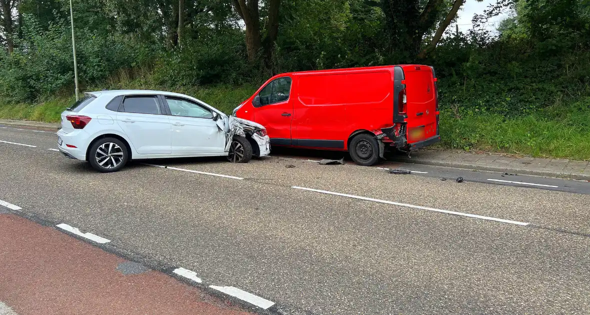 Automobilist rijdt tegen geparkeerde bestelbus - Foto 2