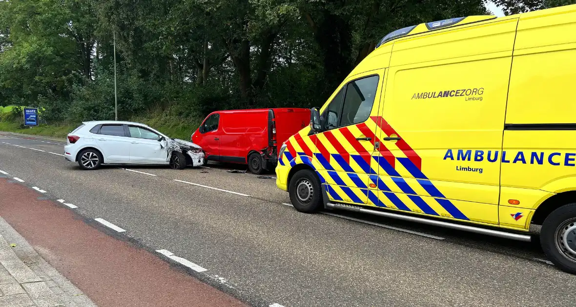 Automobilist rijdt tegen geparkeerde bestelbus - Foto 3