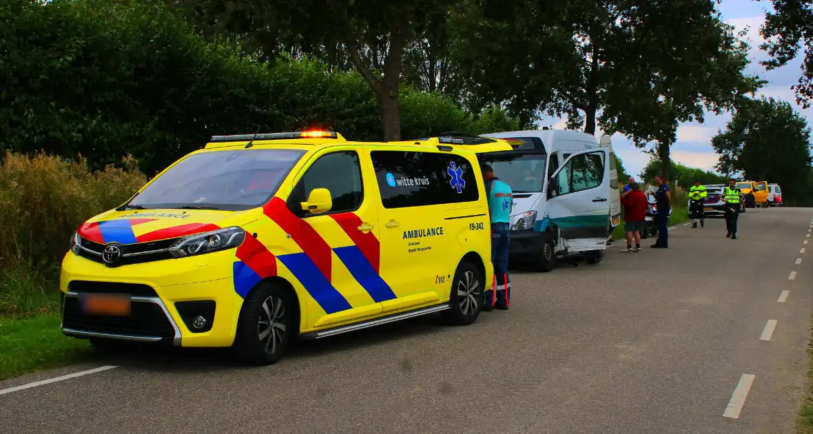 Buurtbus en bezorgbus klappen op elkaar - Foto 1