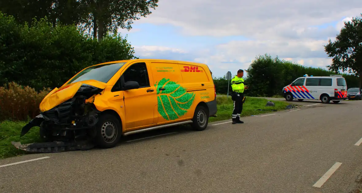 Buurtbus en bezorgbus klappen op elkaar - Foto 10