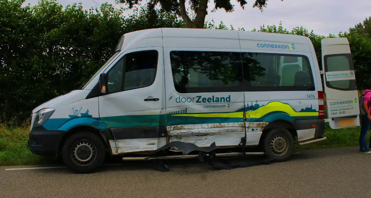 Buurtbus en bezorgbus klappen op elkaar - Foto 11