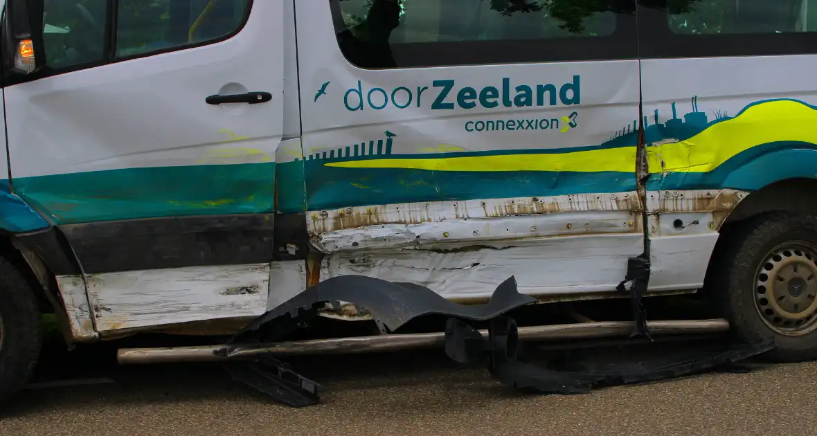 Buurtbus en bezorgbus klappen op elkaar - Foto 12