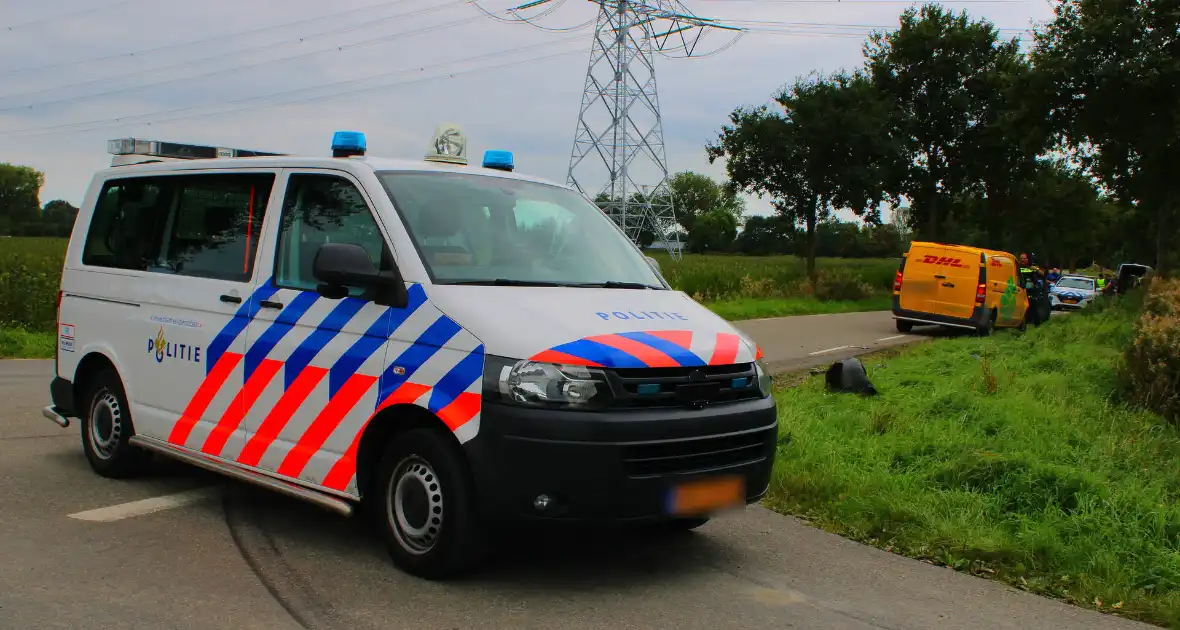 Buurtbus en bezorgbus klappen op elkaar - Foto 13