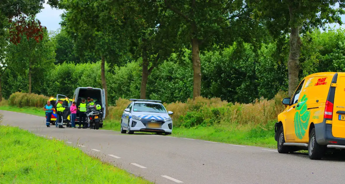 Buurtbus en bezorgbus klappen op elkaar - Foto 2