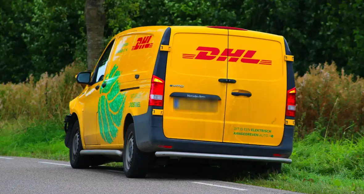 Buurtbus en bezorgbus klappen op elkaar - Foto 4