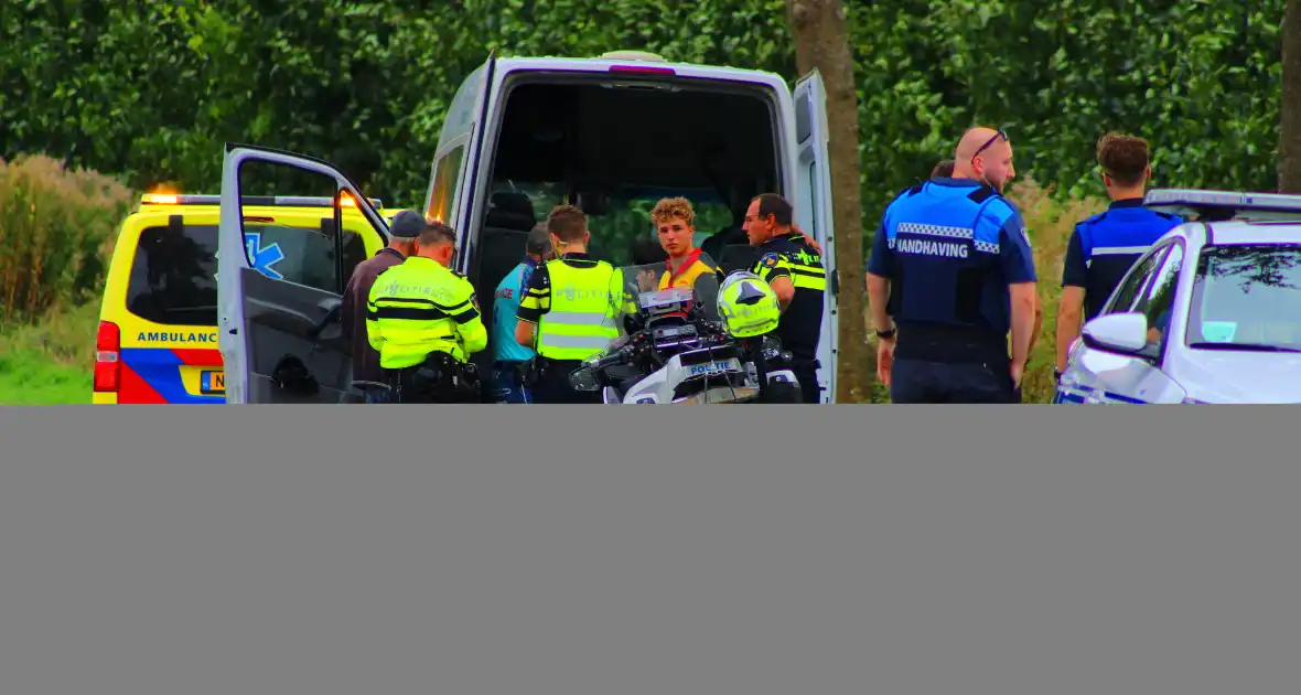 Buurtbus en bezorgbus klappen op elkaar - Foto 5