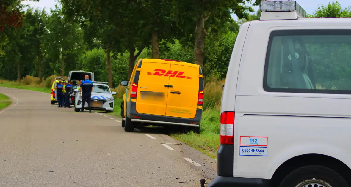 Buurtbus en bezorgbus klappen op elkaar - Foto 6