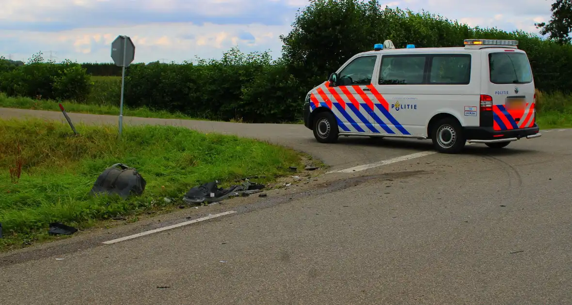 Buurtbus en bezorgbus klappen op elkaar - Foto 7