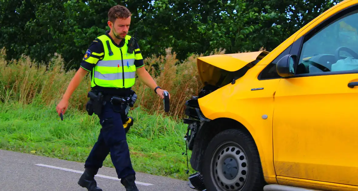 Buurtbus en bezorgbus klappen op elkaar - Foto 8