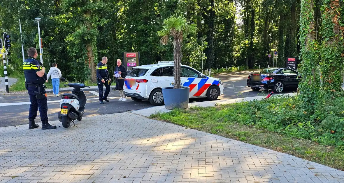 Scooterrijder en automobilist met elkaar in botsing