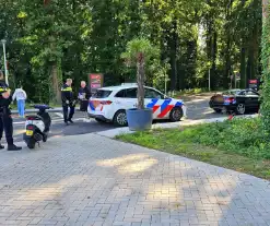 Scooterrijder en automobilist met elkaar in botsing