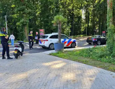 Scooterrijder en automobilist met elkaar in botsing