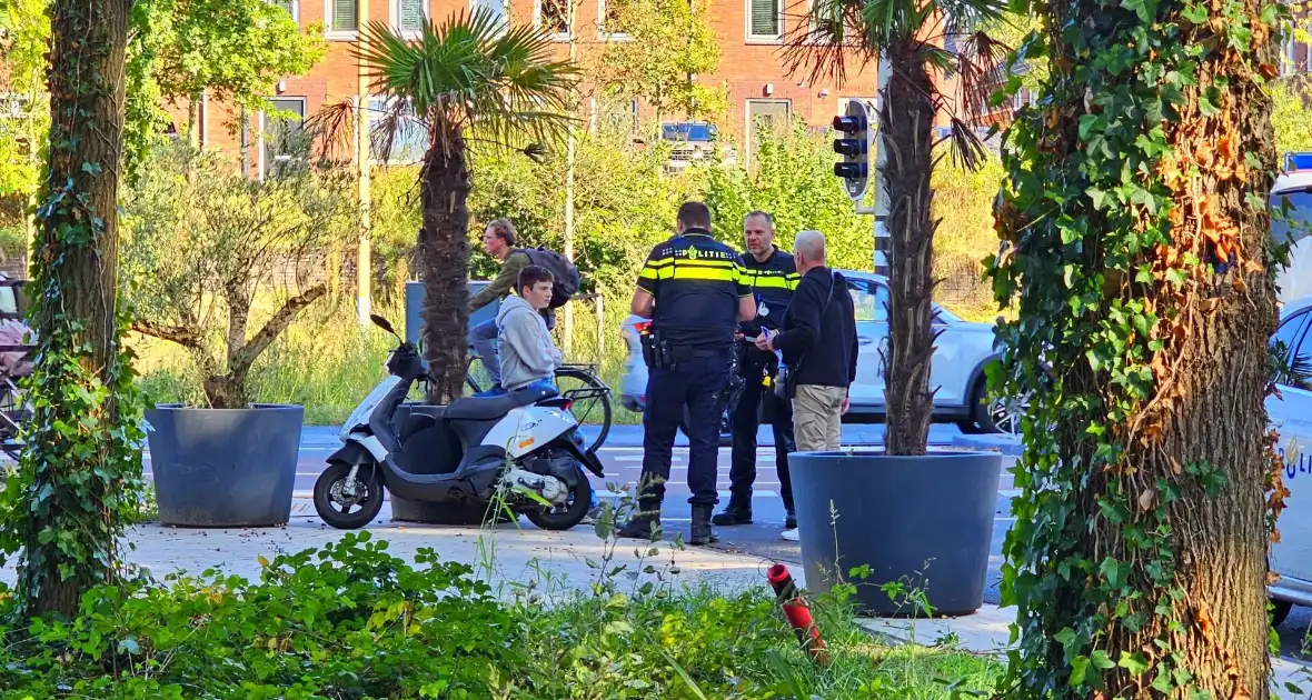 Scooterrijder en automobilist met elkaar in botsing - Foto 1