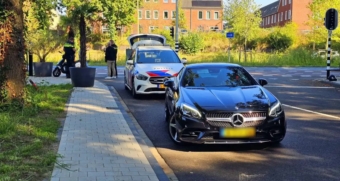 Scooterrijder en automobilist met elkaar in botsing - Foto 2