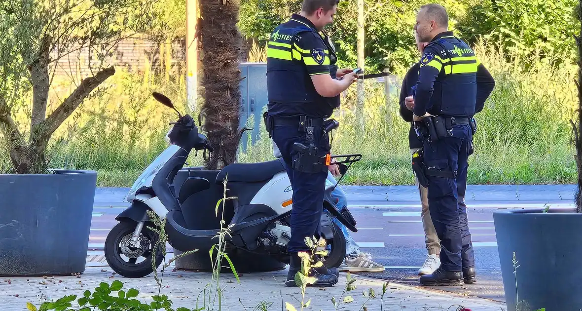 Scooterrijder en automobilist met elkaar in botsing - Foto 4