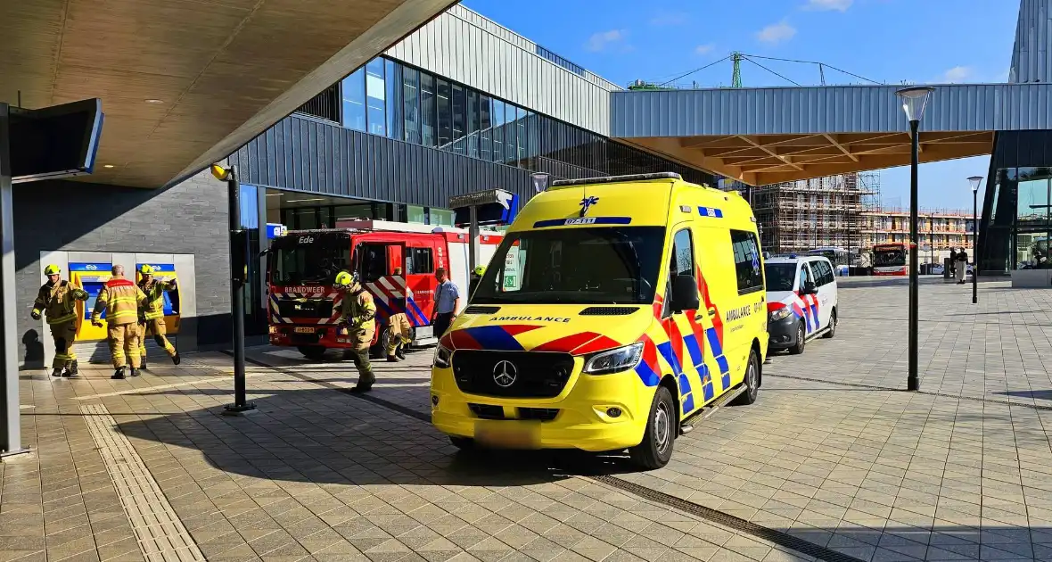 Vrouw vast tussen perron en trein op station