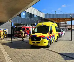 Vrouw vast tussen perron en trein op station