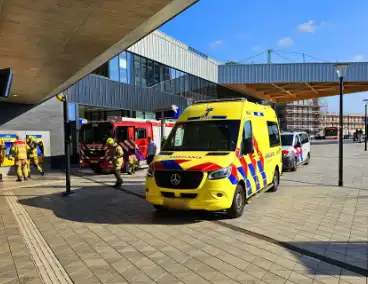 Vrouw vast tussen perron en trein op station