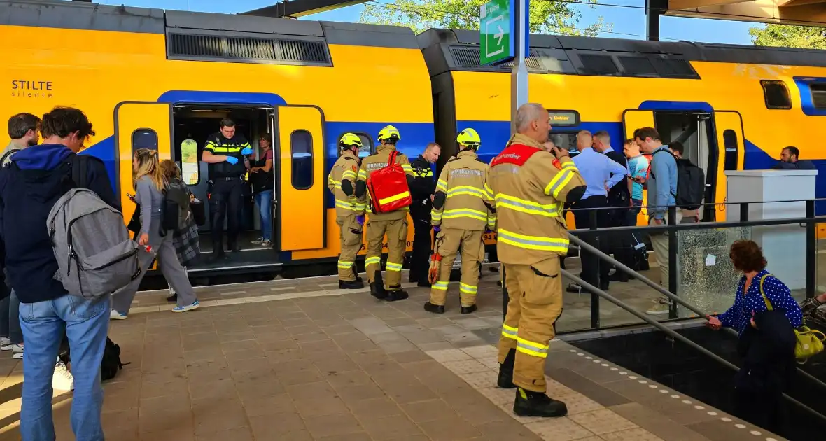 Vrouw vast tussen perron en trein op station - Foto 1