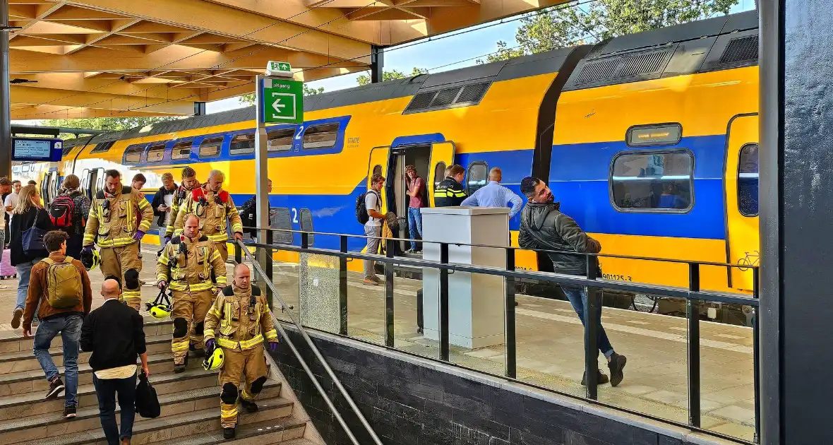 Vrouw vast tussen perron en trein op station - Foto 2