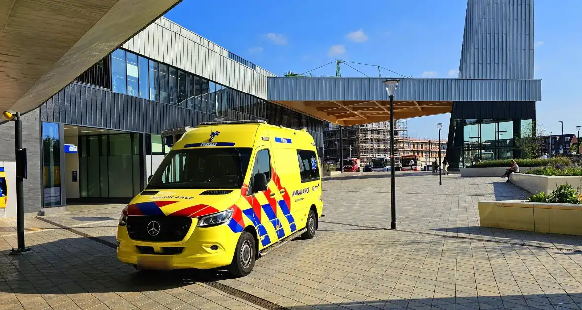 Vrouw vast tussen perron en trein op station - Foto 3