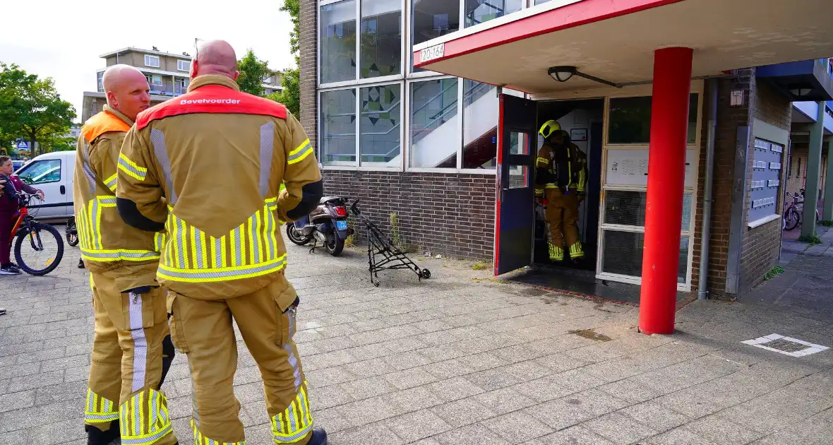 Kinderwagen vlamt in portiek; oorzaak nog onbekend