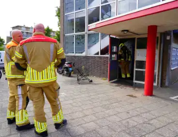 Kinderwagen vlamt in portiek; oorzaak nog onbekend